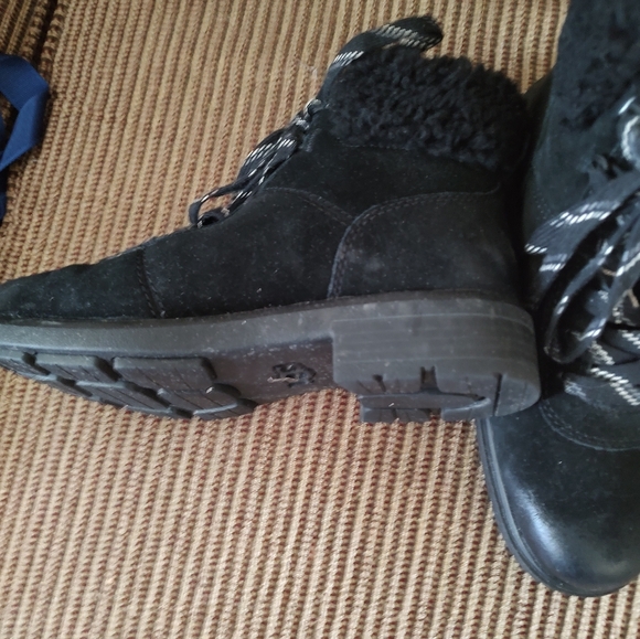 Women's Black Winter Boots By UGG - Picture 2 of 4